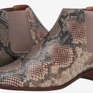 NWOT Frye ladies leather boots